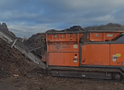 Arjes VZ 850 DK twin shaft shredder processing wood and bulky waste materials - primary scrap yard crusher, track mounted solid waste